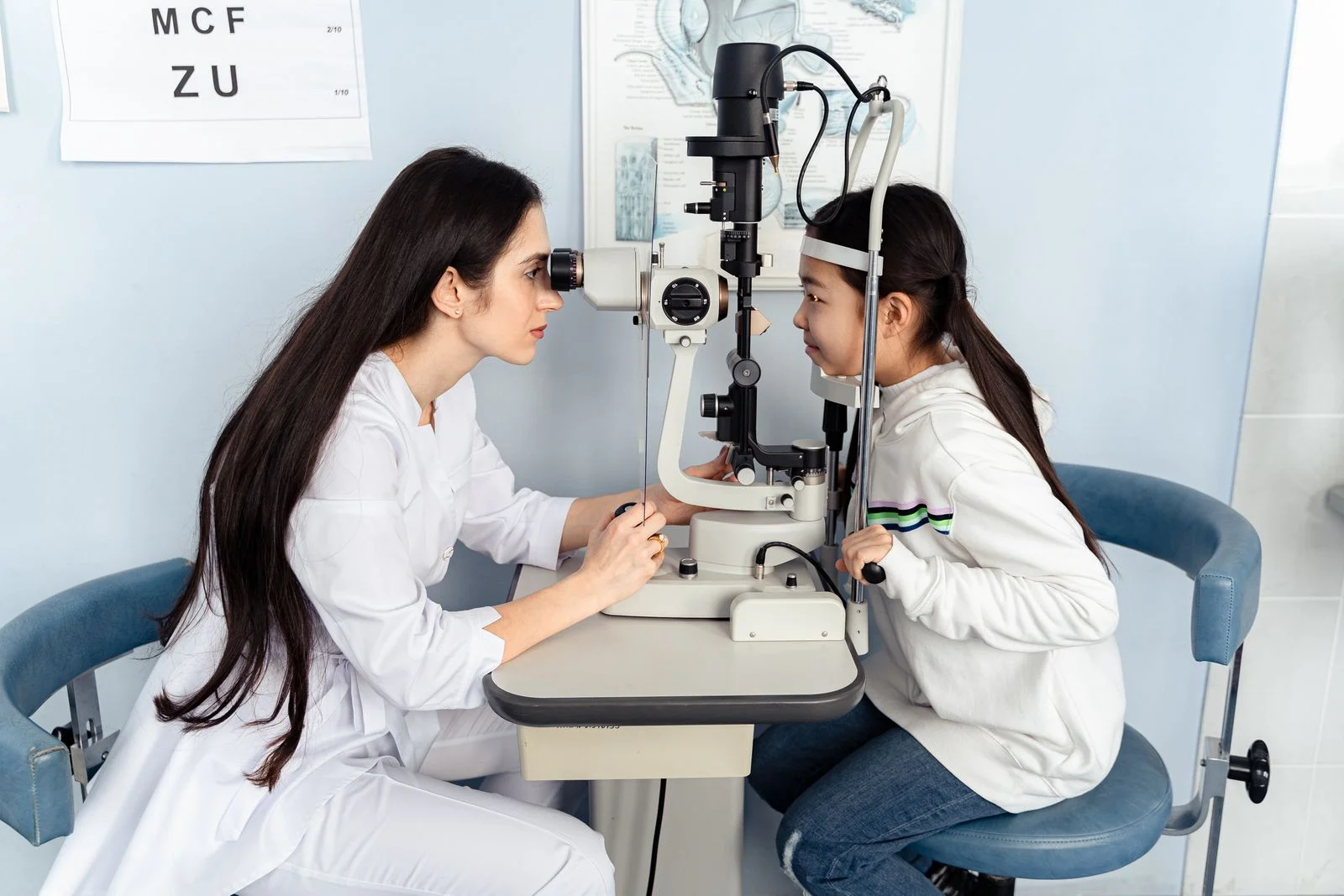 Professionnelle de santé réalisant un test de vision chez une jeune fille en cabinet