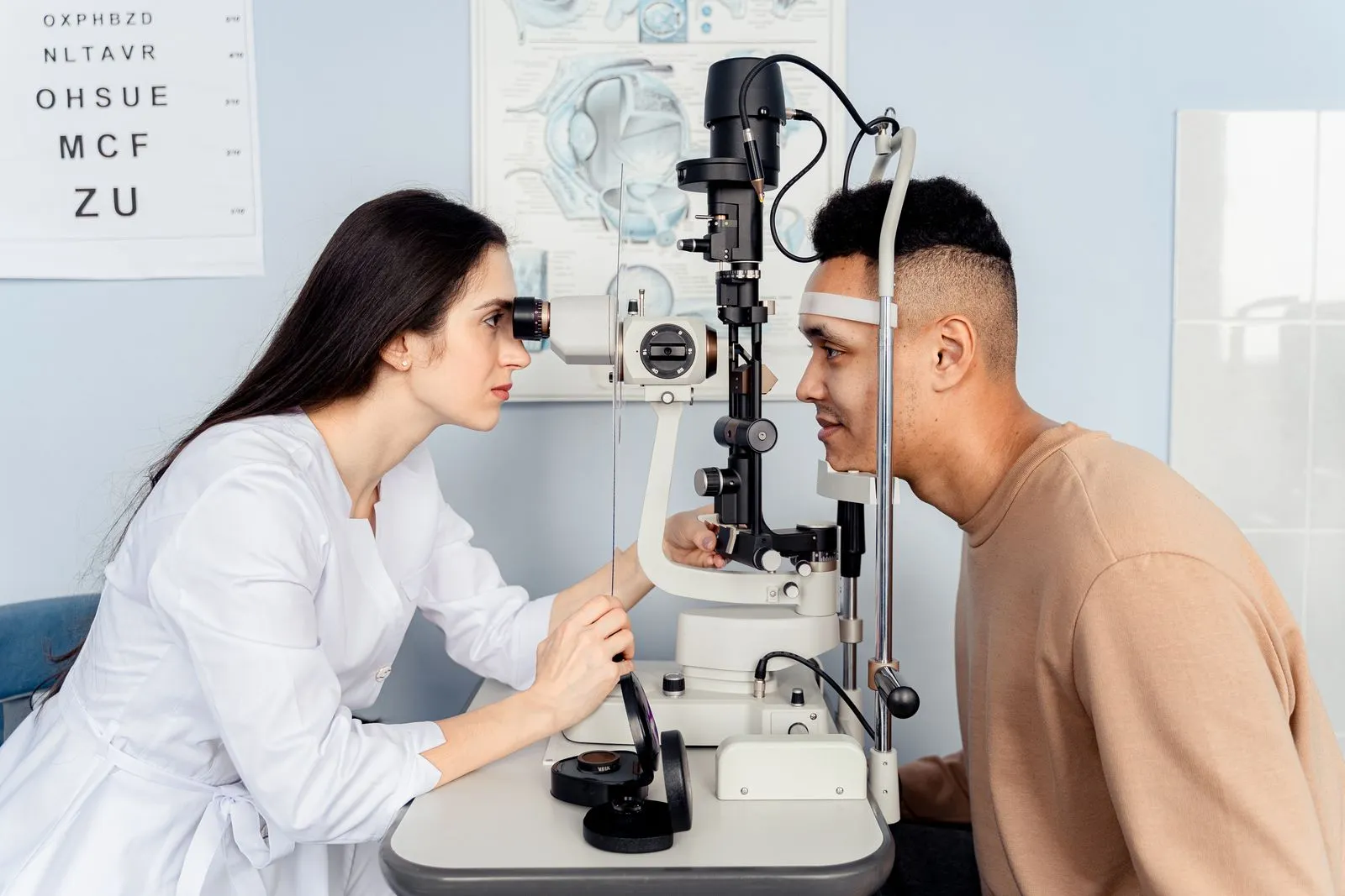 Homme adulte passant un examen de la vue sur un appareil en cabinet